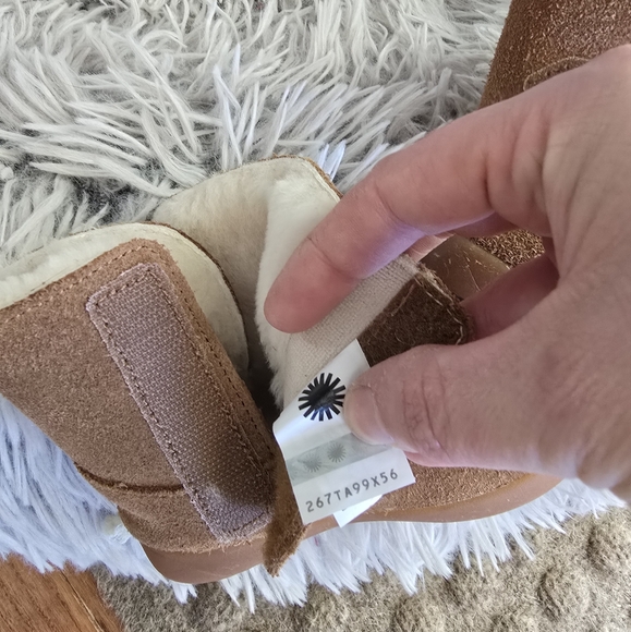 Toddler Ugg Keelan II boot, size 6T - Picture 5 of 9